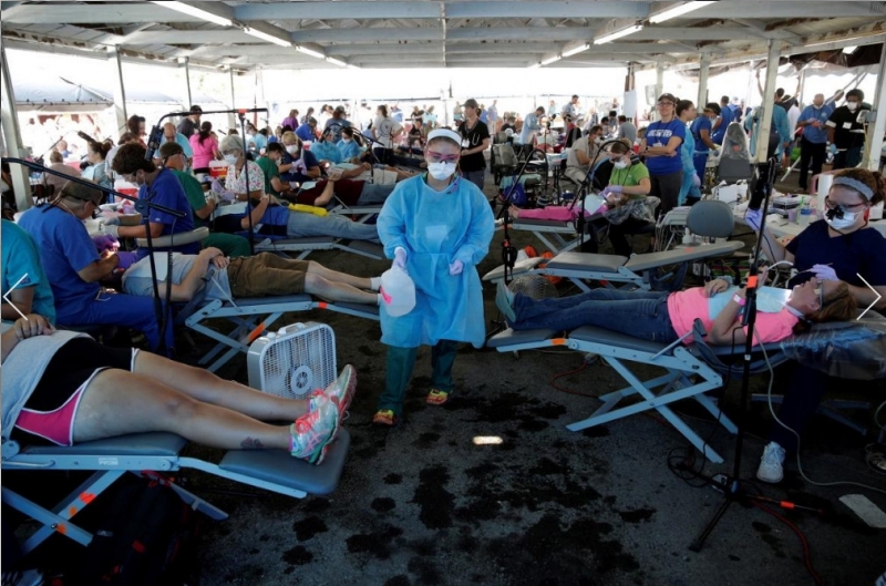 Sistema de salud en EU colapsado, pacientes operados al aire libre